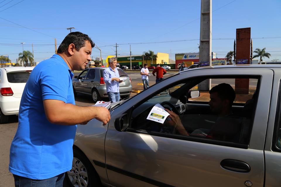 Dia da Greve Geral é marcado por panfletagem e conversa com trabalhadores em Arapongas
