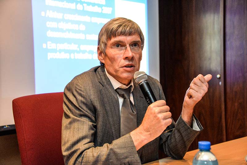 Para diretor da OIT, legislação deve prevalecer sobre acordos