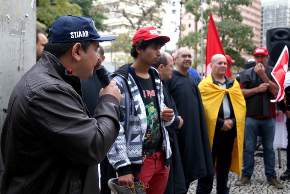 Stiaar participa de manifestação em frente a Fiep